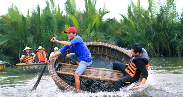 Trải nghiệm vũ điệu lướt thúng tại rừng dừa Cẩm Thanh Hội An